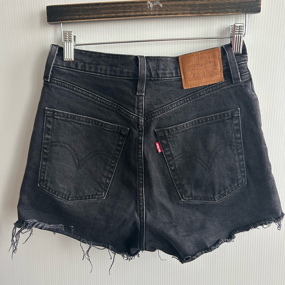 26 LEVI’S Ribcage Shorts - Picture 4 of 7